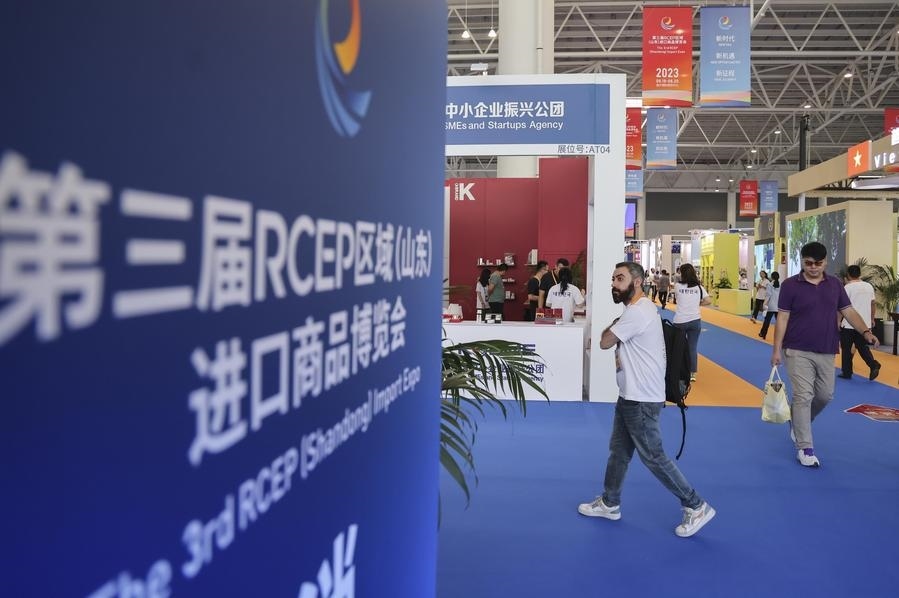 2023年8月18日，人們?cè)诘谌龑肦CEP區(qū)域（山東）進(jìn)口商品博覽會(huì)上參觀。新華社發(fā)（許傳寶 攝）