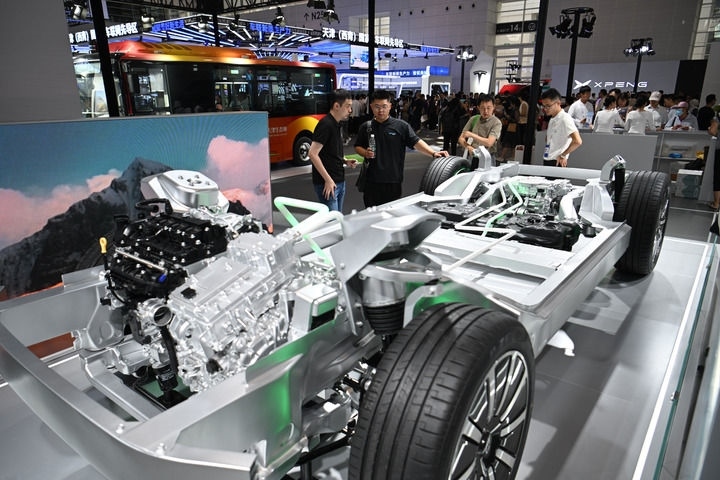 這是在博覽會現(xiàn)場拍攝的一款智能網(wǎng)聯(lián)汽車平臺架構(gòu)（6月20日攝）。新華社記者 孫凡越 攝