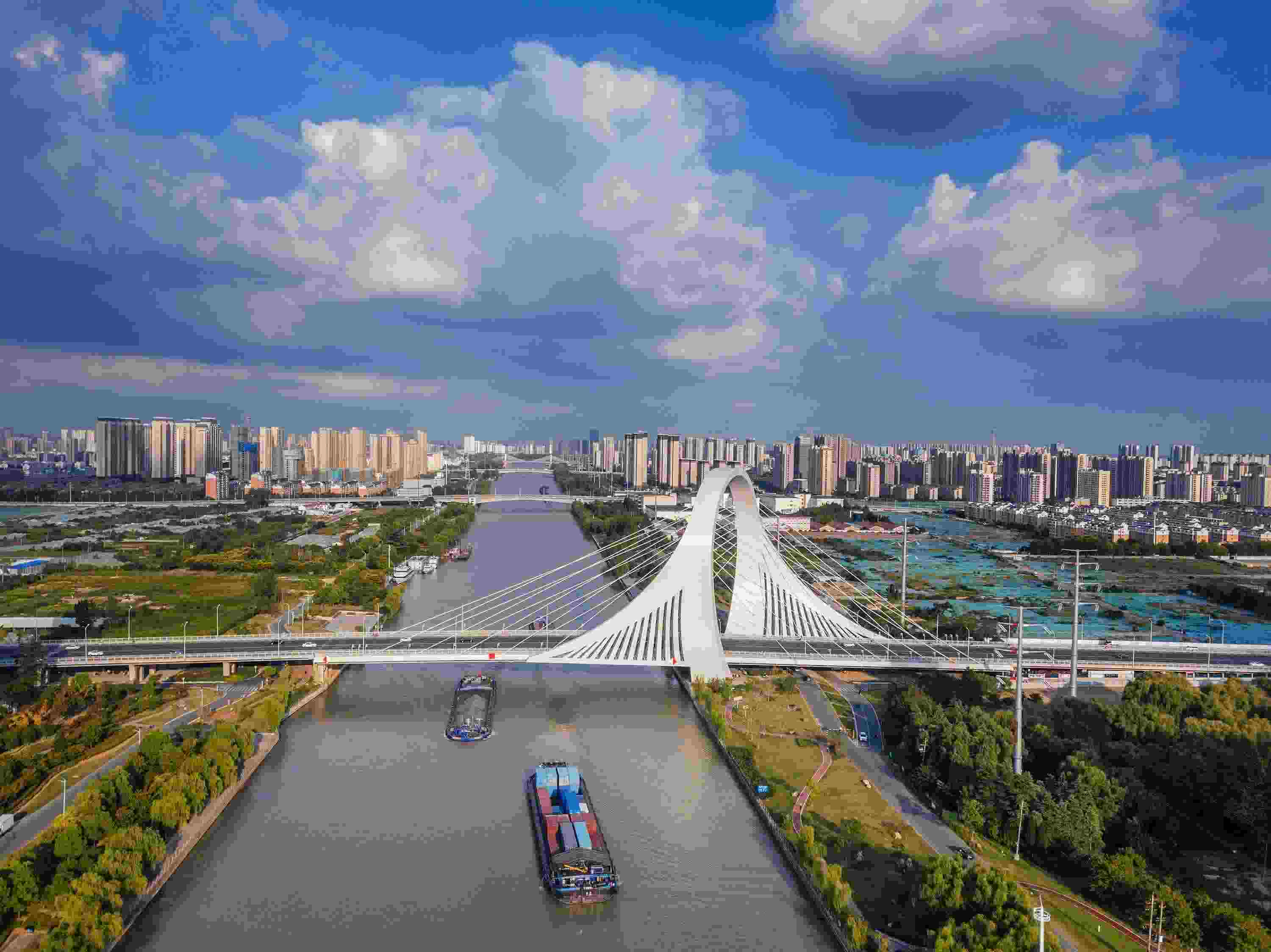 2022年9月12日，幾艘船舶行駛在江蘇淮安運(yùn)河大橋附近。