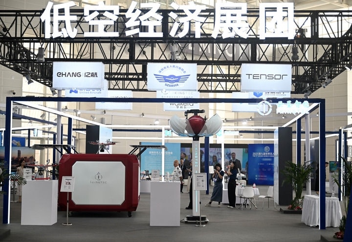 6月20日，參觀者在博覽會低空經(jīng)濟展團參觀。新華社記者 趙子碩 攝