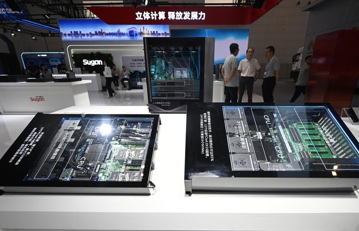 這是6月20日在博覽會上拍攝的中科曙光展區(qū)的一臺人工智能服務(wù)器。新華社記者 趙子碩 攝