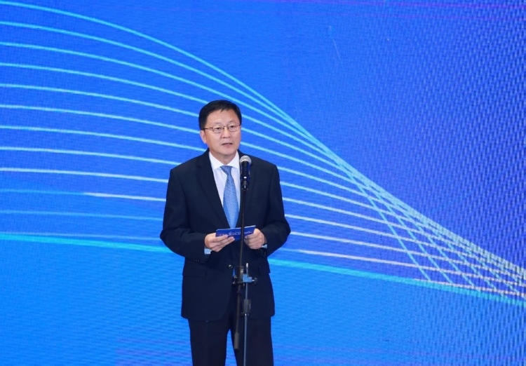 中國網(wǎng)總編輯王曉輝主持論壇。中國外文局供圖