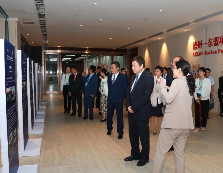 與會嘉賓參觀圖片展。中國外文局供圖