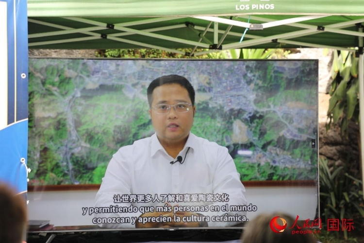 德化縣人民政府縣長(zhǎng)方俊欽視頻致辭。人民網(wǎng) 埃內(nèi)斯托·多明戈斯攝