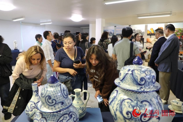 在展覽現(xiàn)場(chǎng)，觀眾們駐足欣賞德化瓷和墨西哥彩瓷。人民網(wǎng) 埃內(nèi)斯托·多明戈斯攝