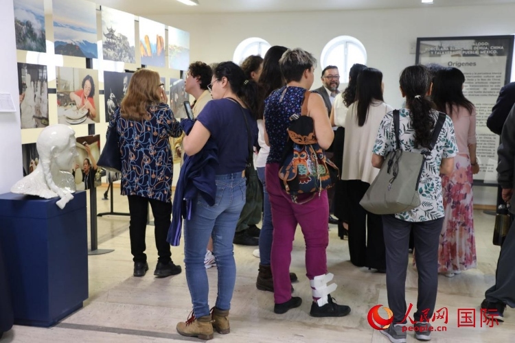 在展覽現(xiàn)場(chǎng)，觀眾們駐足欣賞德化白瓷和墨西哥彩瓷。人民網(wǎng) 埃內(nèi)斯托·多明戈斯攝
