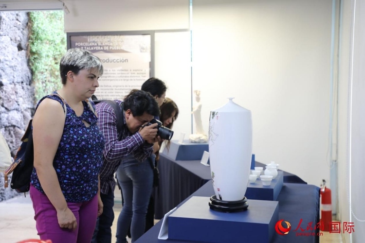 在展覽現(xiàn)場(chǎng)，觀眾們駐足欣賞德化白瓷和墨西哥彩瓷。人民網(wǎng) 埃內(nèi)斯托·多明戈斯攝