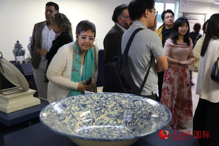 在展覽現(xiàn)場(chǎng)，觀眾們駐足欣賞德化白瓷和墨西哥彩瓷。人民網(wǎng) 埃內(nèi)斯托·多明戈斯攝
