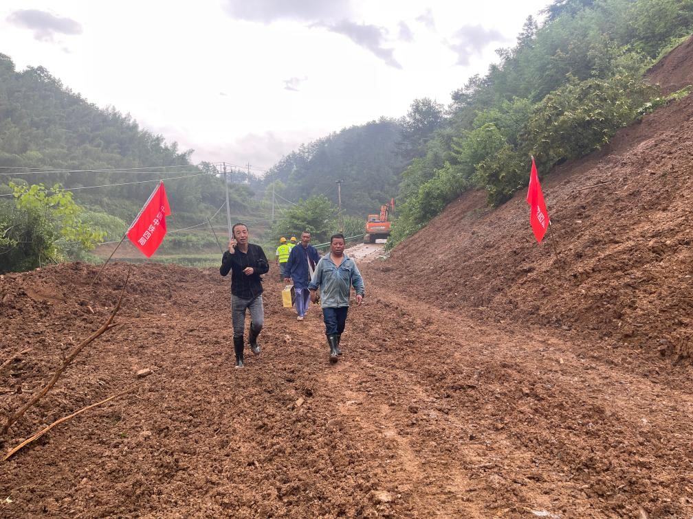 6月22日，木石里008縣道最后一個塌方點搶通。（受訪者供圖）