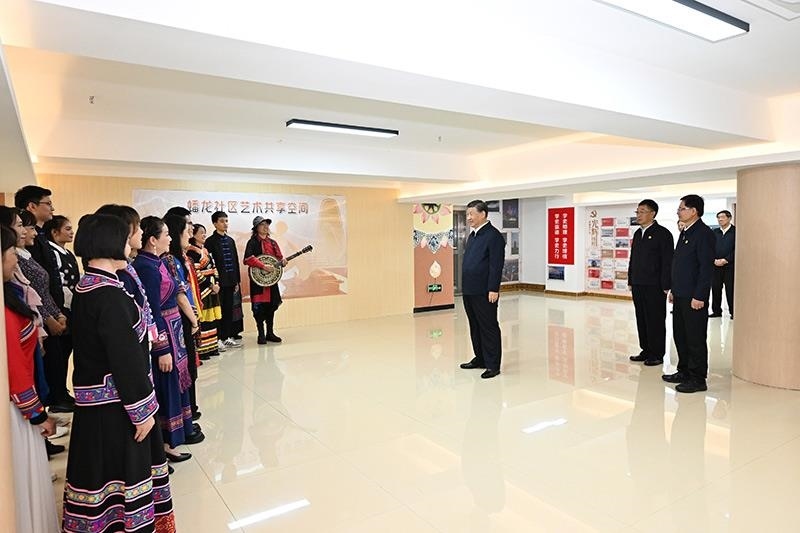 2023年12月14日，習(xí)近平總書記在廣西南寧市良慶區(qū)蟠龍社區(qū)黨群服務(wù)中心文體活動(dòng)室同社區(qū)居民親切交流。