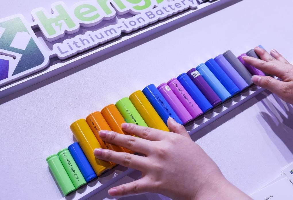 參展商在第135屆廣交會新能源展區(qū)布置鋰電池展品（2024年4月15日攝）。新華社記者 劉大偉 攝