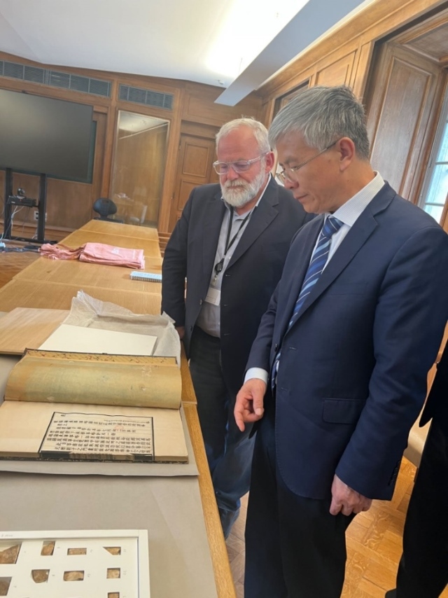 山東大學(xué)校長李術(shù)才率團(tuán)訪問法國國家圖書館。山東大學(xué)供圖