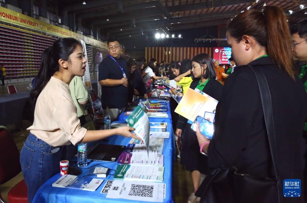 6月22日，在泰國(guó)曼谷吞武里大學(xué)舉辦的中國(guó)高等教育展上，學(xué)生在中國(guó)高校展臺(tái)前了解信息。新華社記者 孫瑋彤 攝
