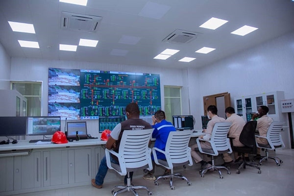 剛果（金）布桑加水電站攔河大壩泄洪。中鐵資源集團(tuán)供圖 