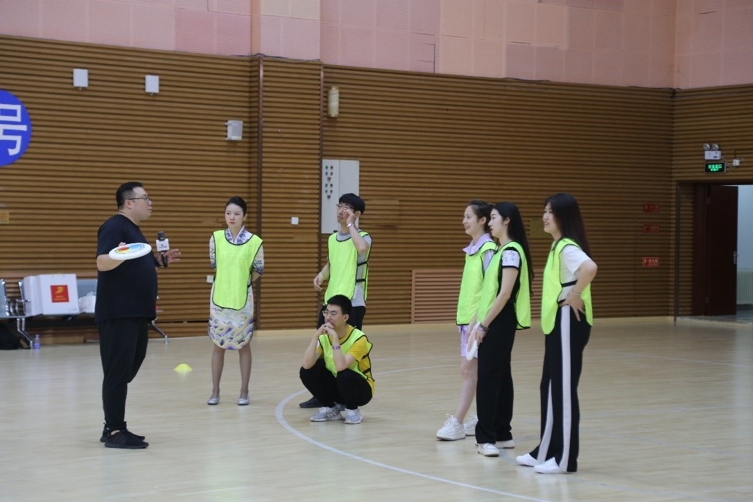 在“友趣體驗營”上，年輕用戶正在學習飛盤運動技巧。 受訪者供圖