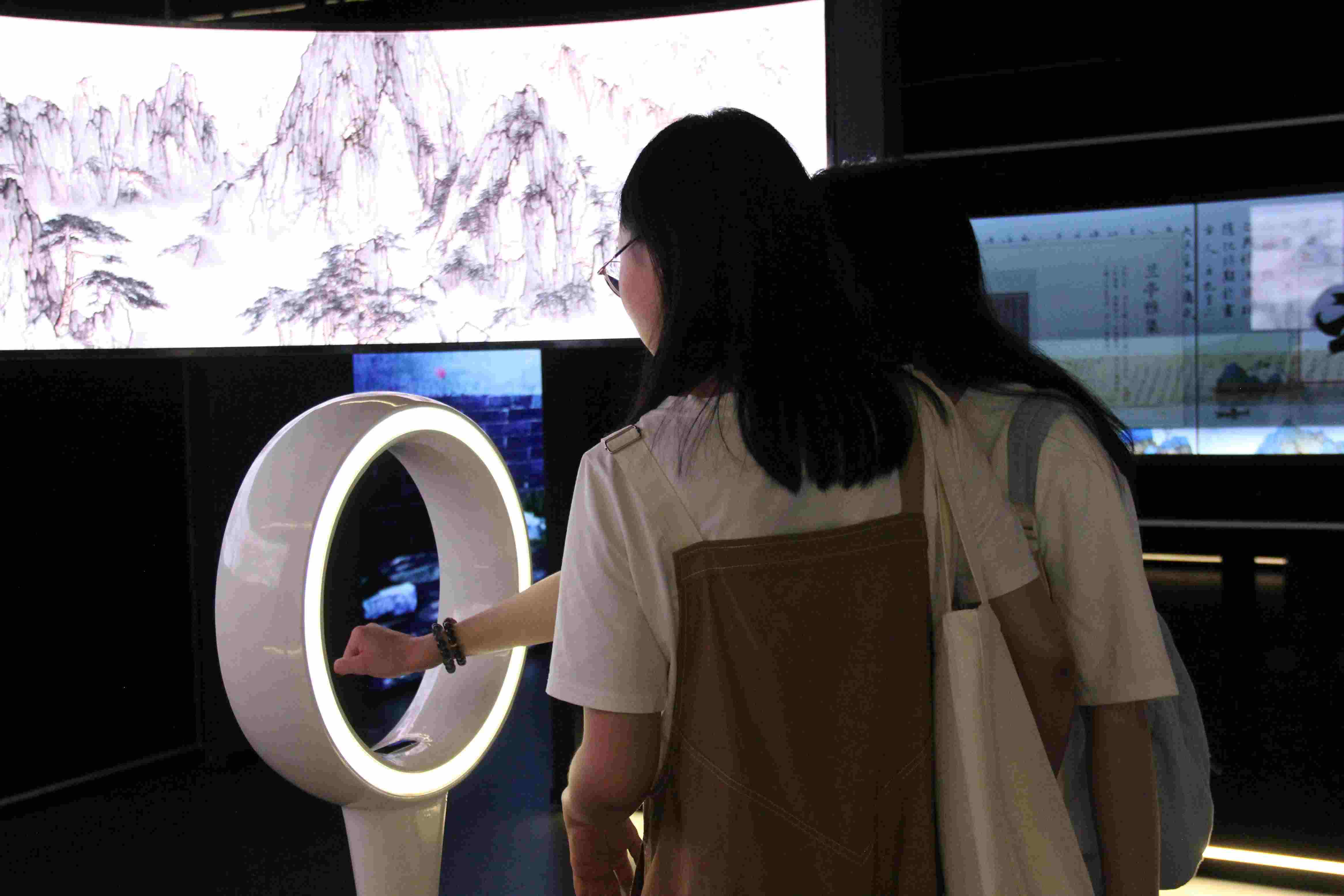 游客在“元啟金陵”南京數(shù)字文化客廳參觀并參與互動。受訪者供圖