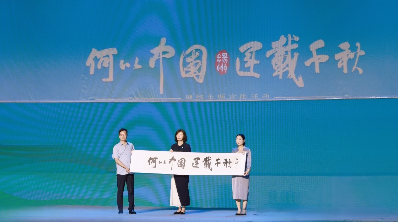 隋唐大運(yùn)河文化博物館館長曹岳森（左）、揚(yáng)州中國大運(yùn)河博物館館長鄭晶（中）、浙東運(yùn)河博物館負(fù)責(zé)人張慧（右）共同展卷。