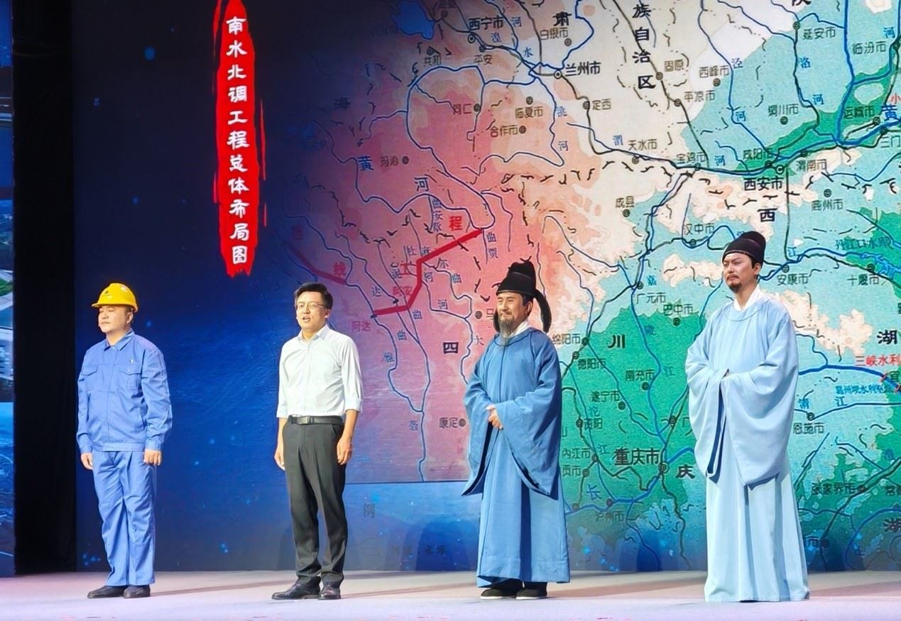 演員張志堅(jiān)（右二）、演員侯京健（右一）、北京郭守敬紀(jì)念館執(zhí)行館長張鵬（左二）和江蘇省江都水利工程管理處第二抽水站管理所副所長郭凱（左一）同臺(tái)演繹。