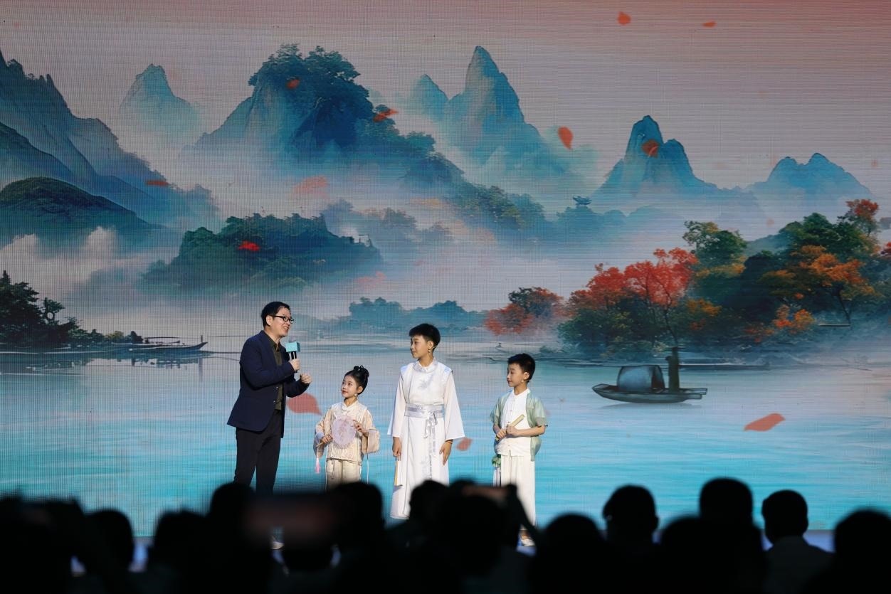 南京師范大學(xué)教授酈波（左一）與2024中國詩詞大會(huì)選手張可兒（左二）、姜敬曦（右二），揚(yáng)州市邗江區(qū)實(shí)驗(yàn)學(xué)校蔣王小學(xué)學(xué)生陸俊屹（右一）趣談大運(yùn)河詩詞文化。