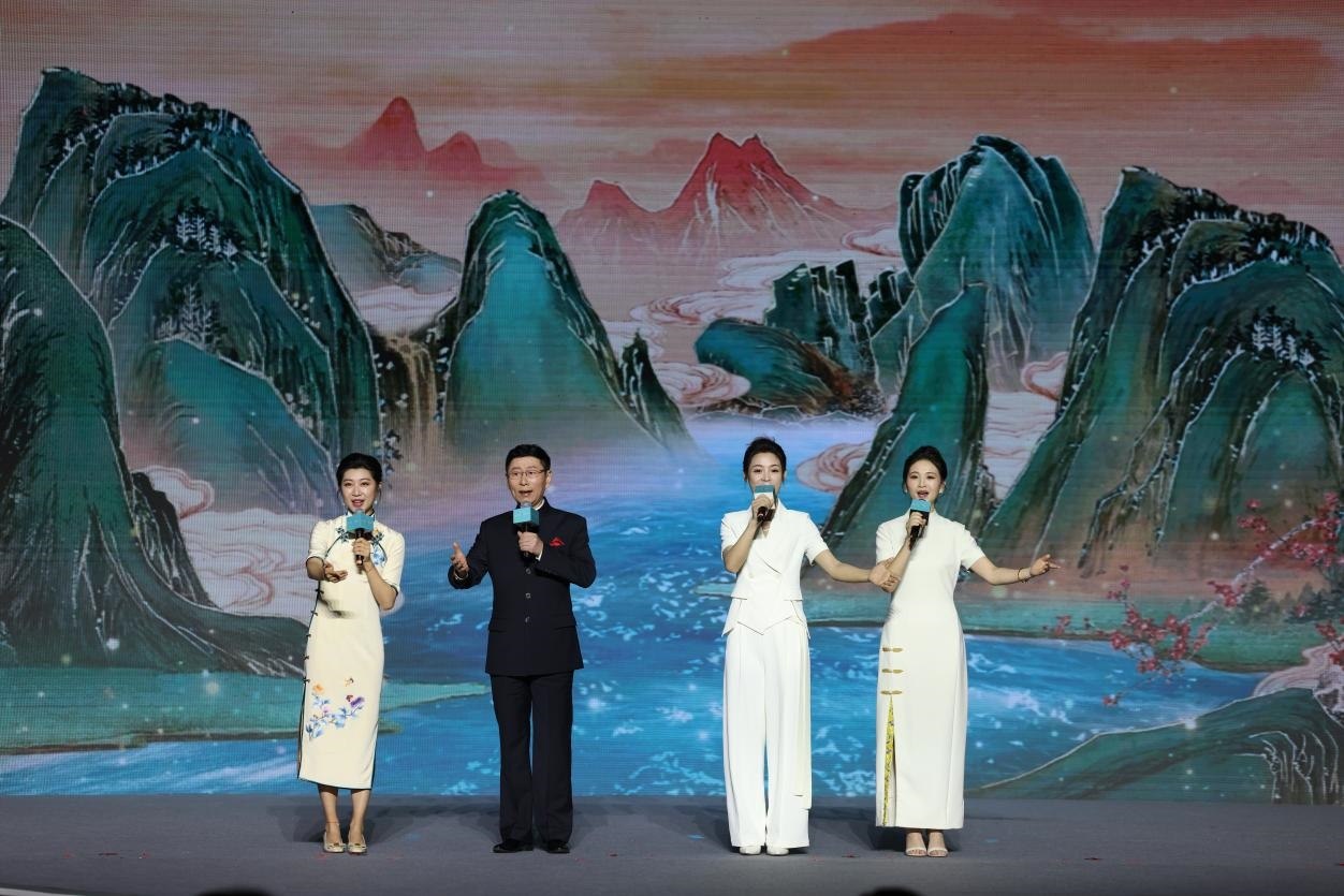 國家一級(jí)演員、京劇表演藝術(shù)家王平（左二），國家一級(jí)演員、南京藝術(shù)學(xué)院教授單雯（左一），浙江小百花越劇團(tuán)青年演員陳麗君（右二）、何青青（右一）同臺(tái)唱響千年運(yùn)河情。