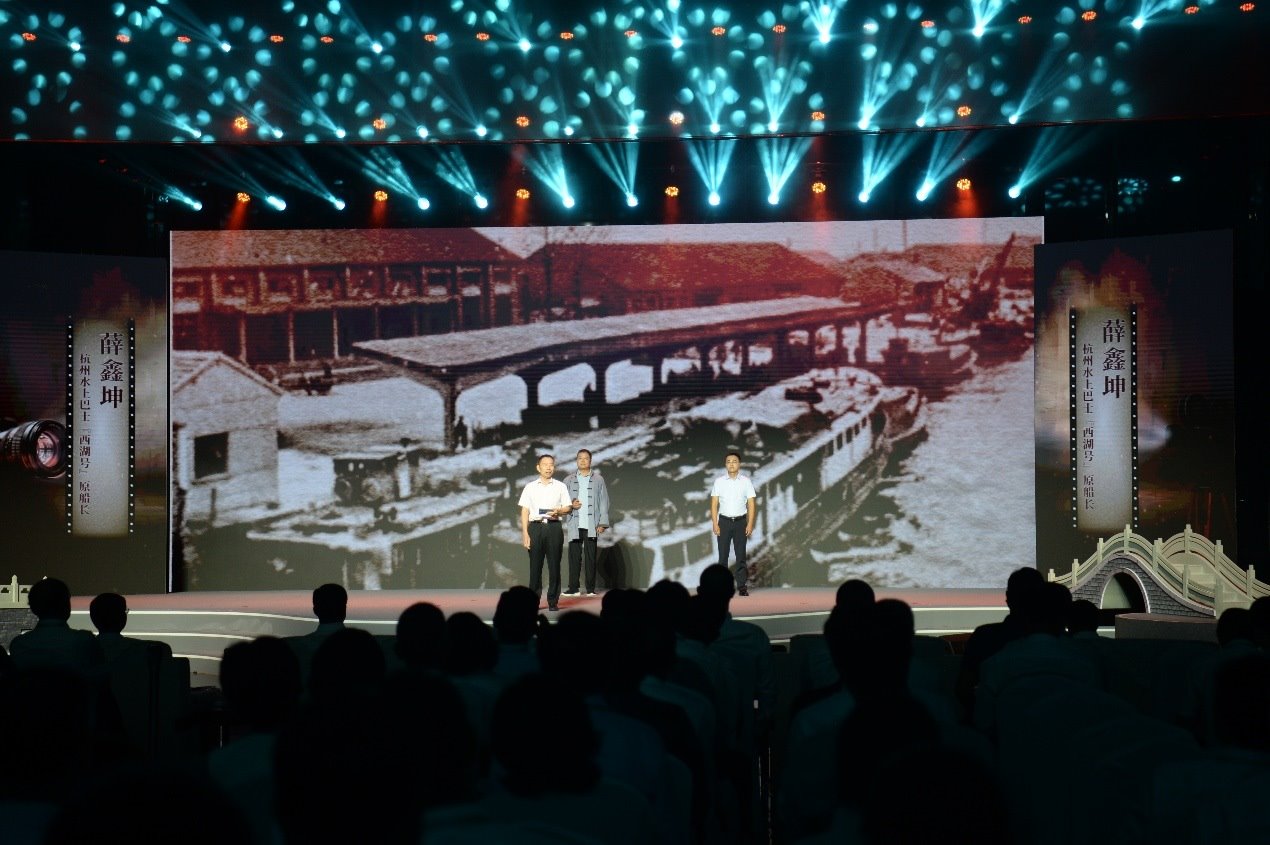 杭州水上巴士“西湖”號(hào)原船長薛鑫坤（左）、窯灣古鎮(zhèn)漁民藝術(shù)團(tuán)團(tuán)長沈召明（中）、港航潤楊6060貨船主楊杰偉（右）現(xiàn)場講述。