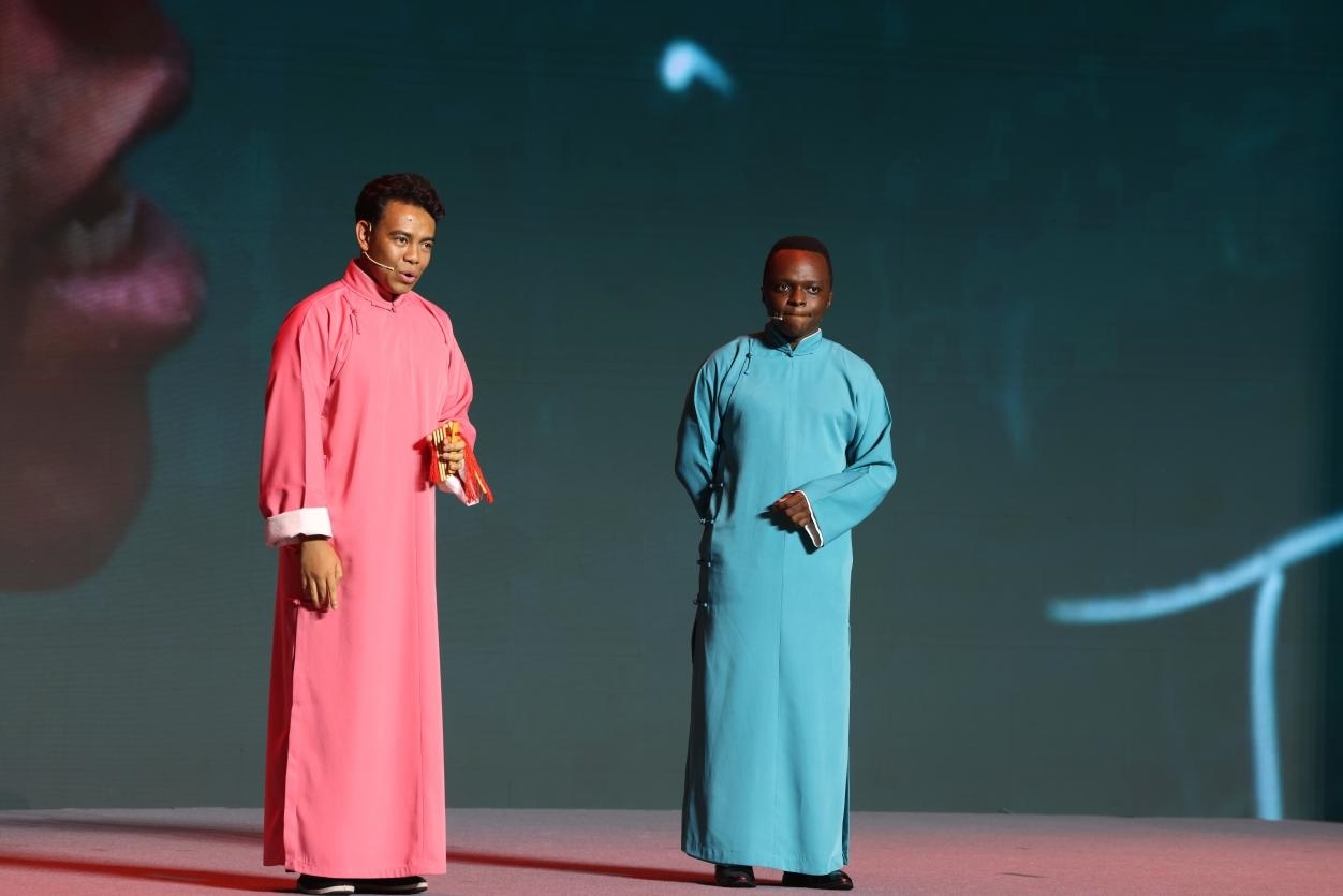 來自馬達(dá)加斯加的北京外國語大學(xué)教師唐磊（左）和來自肯尼亞的天津師范大學(xué)博士生孔愛凱（右）說唱大運(yùn)河。