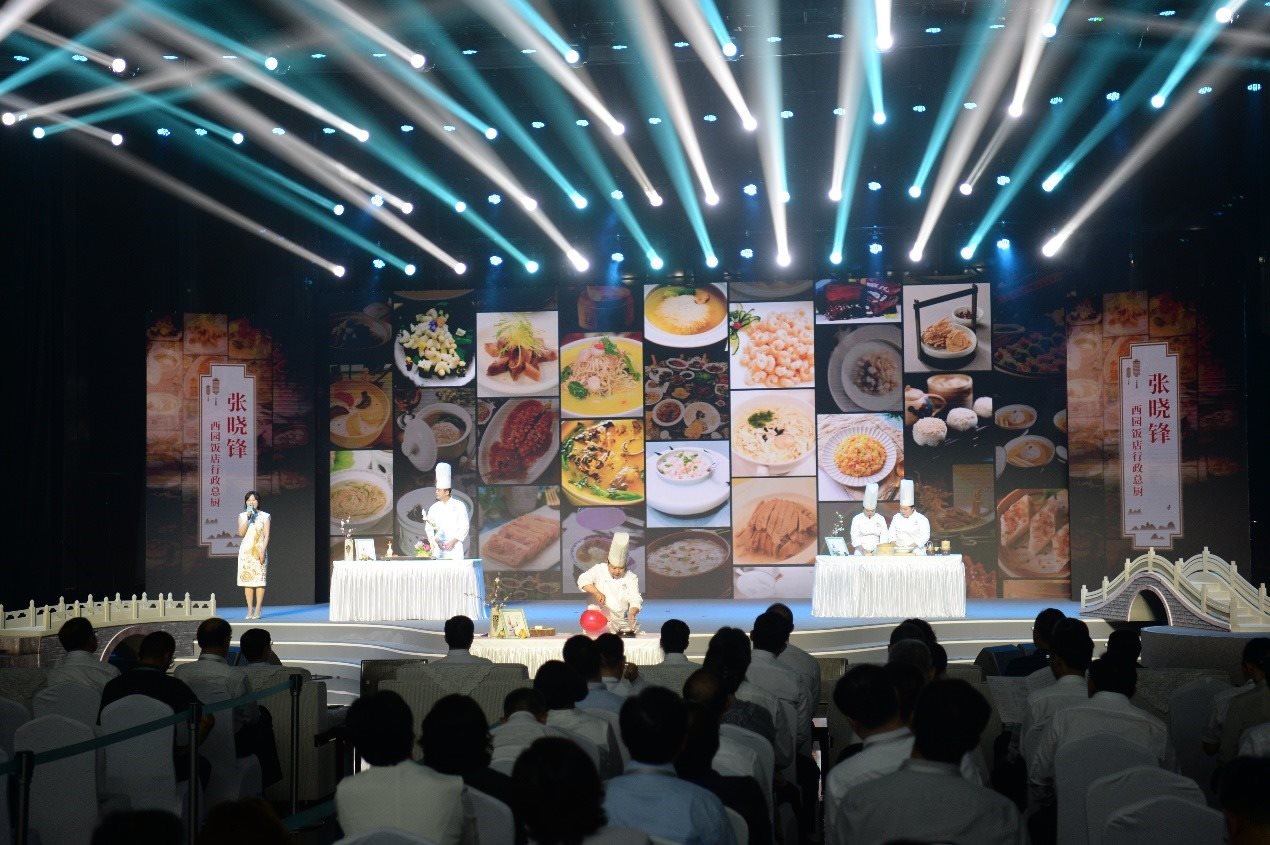 花園國際大酒店廚師長朱燾、西園飯店行政總廚張曉鋒、冶春面點(diǎn)總廚倪秋香、冶春面點(diǎn)制作技藝第五代傳人陳詩雅展示淮揚(yáng)菜絕技。