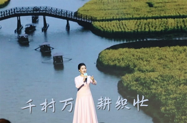 歌唱家、中國音樂學(xué)院教授雷佳現(xiàn)場演唱。