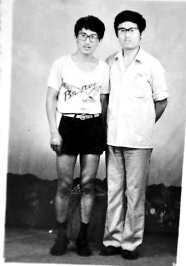 薛其坤（左）與大學(xué)同學(xué)合影。