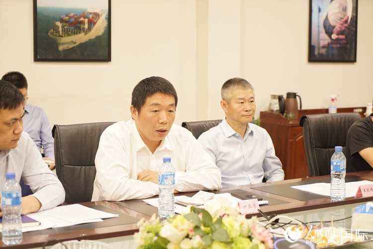 駐尼日利亞使館領(lǐng)僑處主任伊亞奇（中）講話。人民網(wǎng)記者 姜宣攝