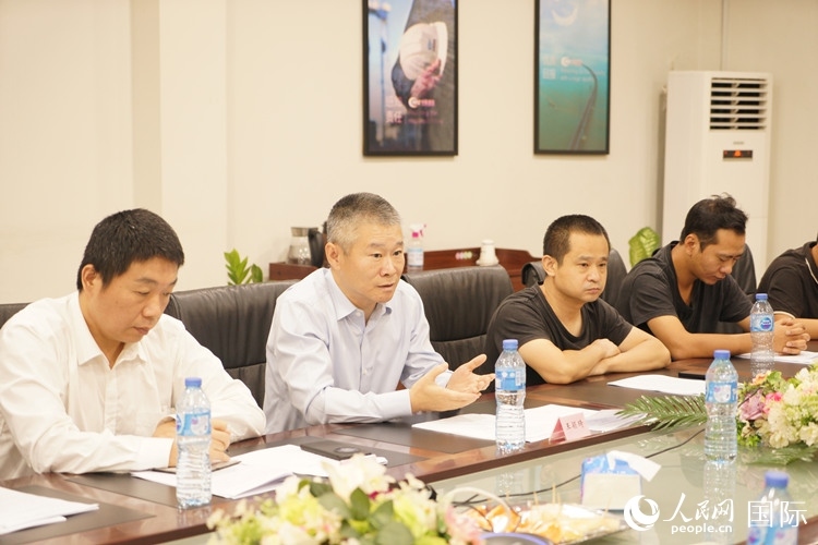 駐尼日利亞使館經(jīng)商處公參王穎琦（左二）講話。人民網(wǎng)記者 姜宣攝