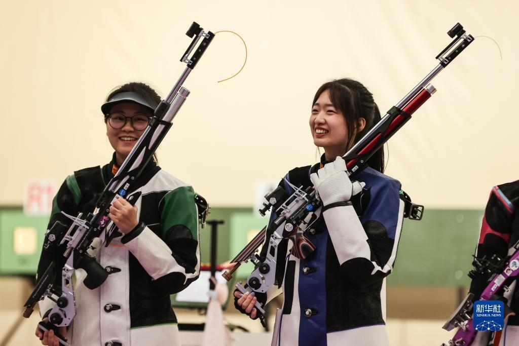 2023年9月24日，在杭州亞運會射擊項目女子10米氣步槍個人決賽中，中國選手黃雨婷以252.7環(huán)的成績獲得冠軍，韓佳予獲得亞軍，印度選手拉米塔獲得季軍。圖為黃雨婷（右）、韓佳予在比賽后。新華社記者 單宇琦 攝