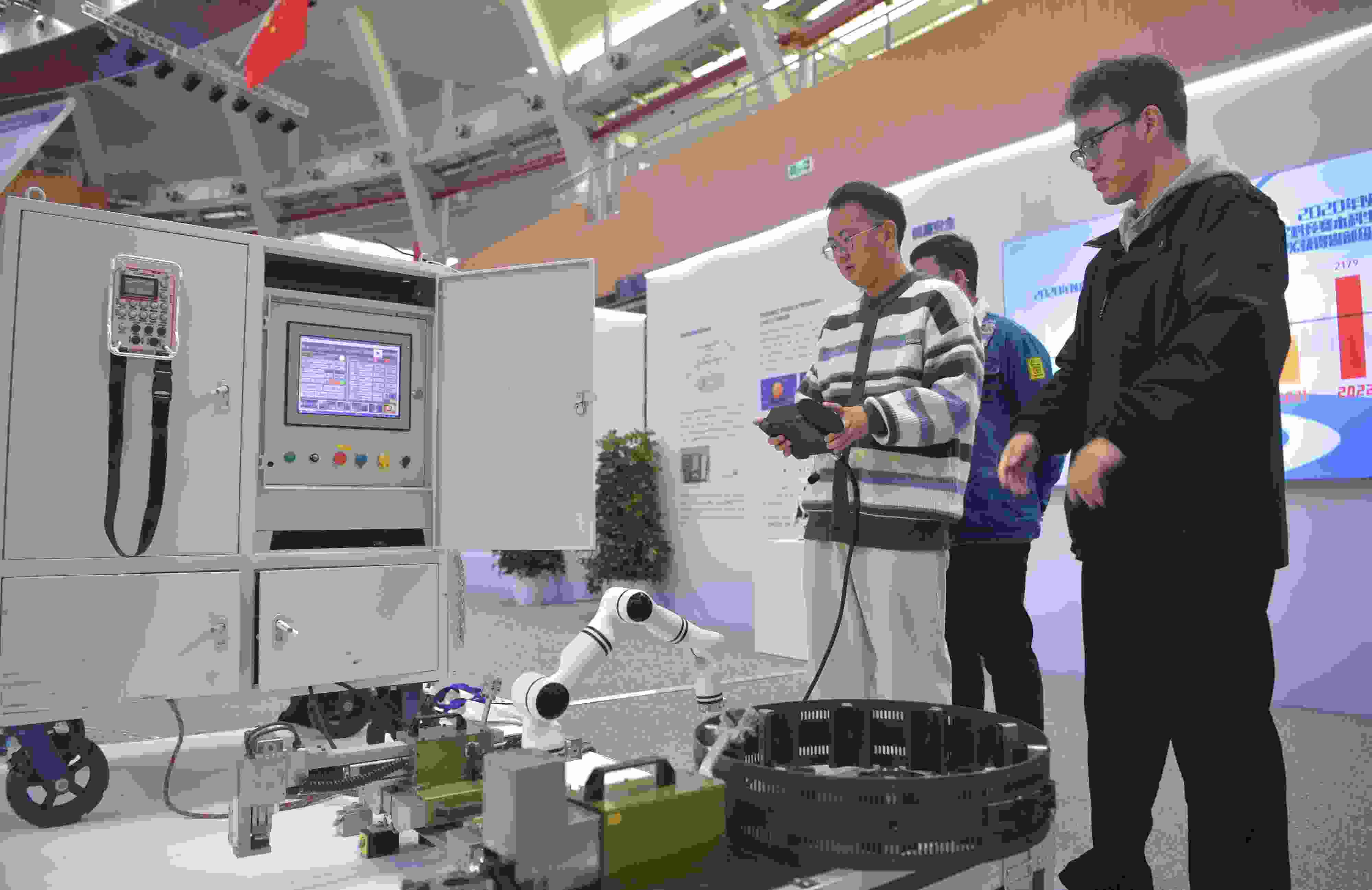 2023年，京南地區(qū)高校科技成果推介會在北京建筑大學大興校區(qū)舉行。圖為高校師生在展示管道全位置焊接機器人系統(tǒng)成果。