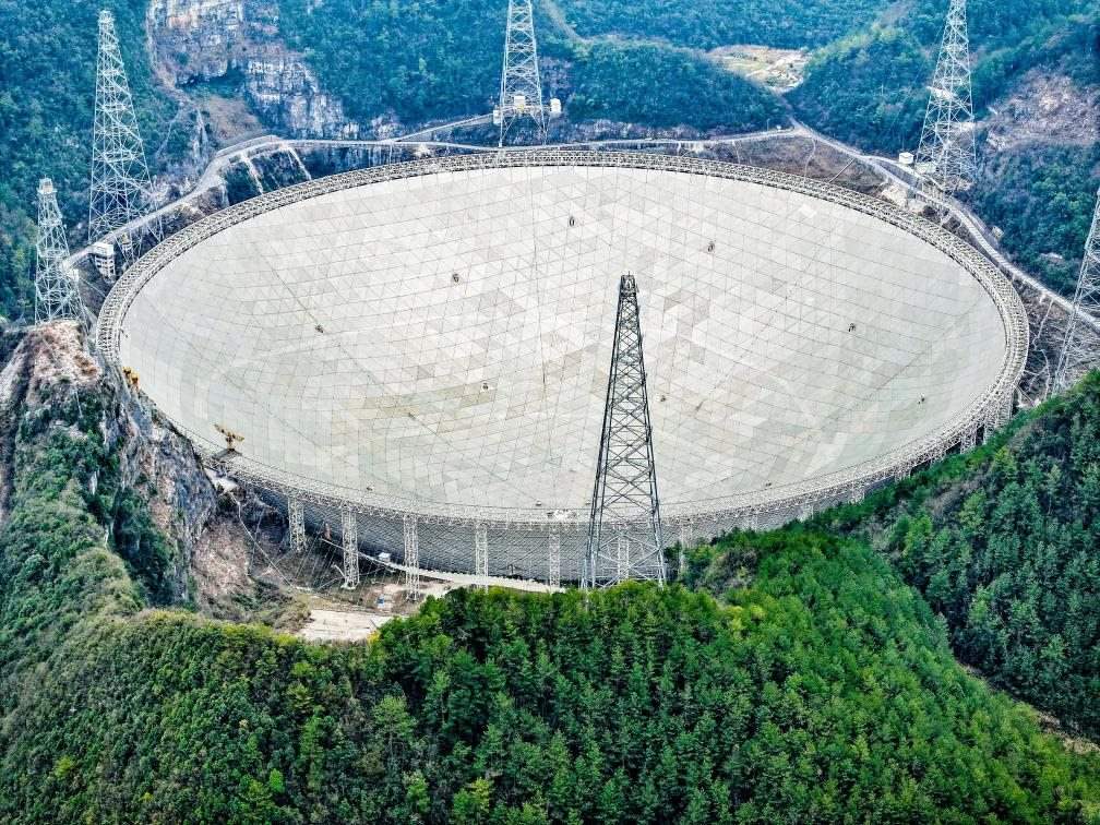 這是2024年2月26日拍攝的位于貴州的“中國(guó)天眼”（無(wú)人機(jī)全景圖片，維護(hù)保養(yǎng)期間拍攝）。新華社記者 歐東衢 攝