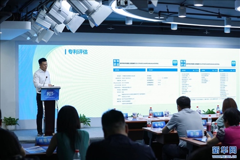 現(xiàn)場“學術中國-知識產(chǎn)權服務平臺”首席架構師歐崢介紹平臺服務功能