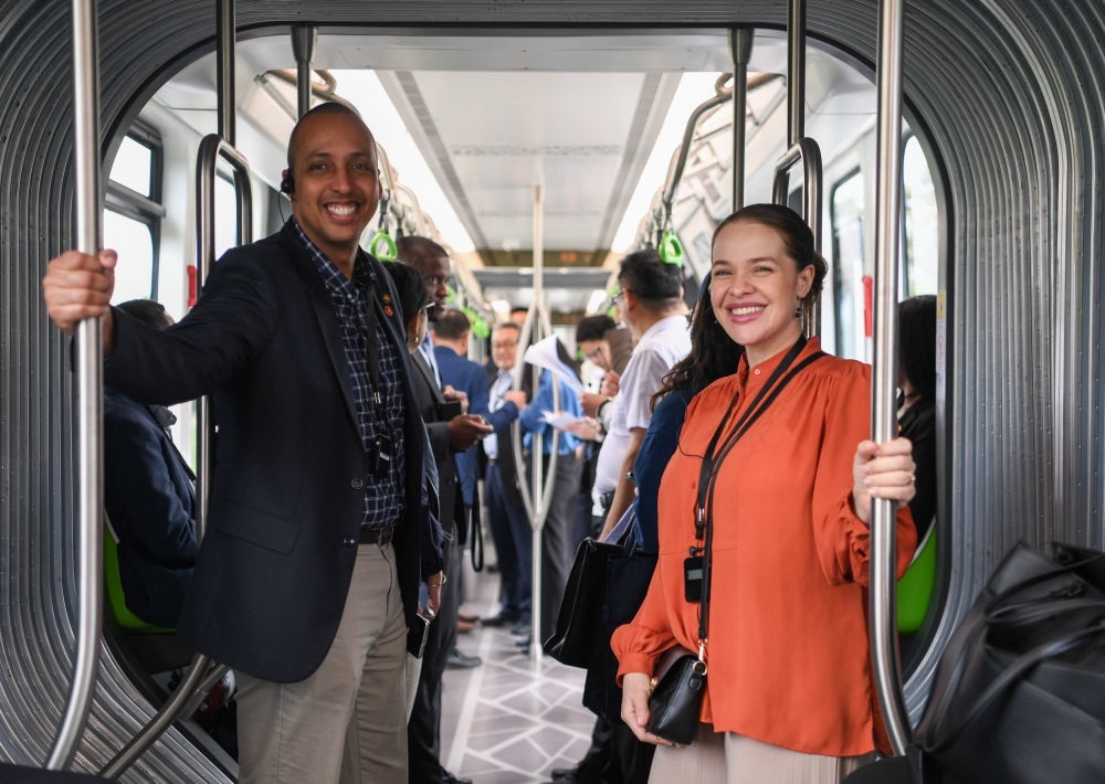 2024年4月22日，拉美和加勒比國(guó)家駐華使節(jié)、機(jī)構(gòu)代表和記者應(yīng)外交部邀請(qǐng)，在襄陽(yáng)騰龍汽車有限公司參訪。新華社記者 杜子璇 攝