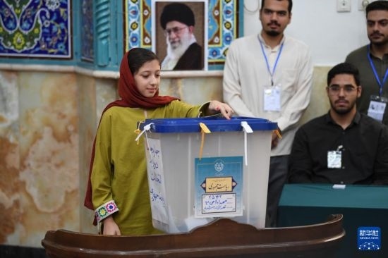 6月28日，伊朗選民在德黑蘭的一處投票站參加總統(tǒng)選舉投票。新華社記者 沙達(dá)提 攝