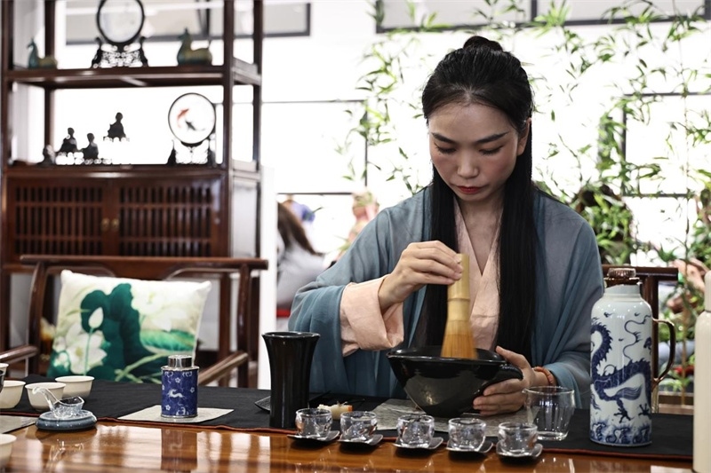 茶藝師現(xiàn)場展示宋式點茶。拉巴特中國文化中心供圖