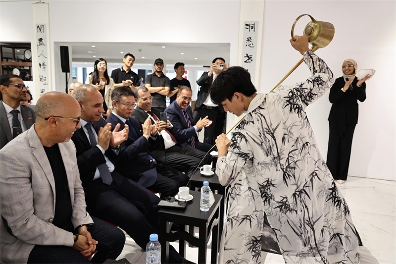 長嘴壺斟茶。拉巴特中國文化中心供圖