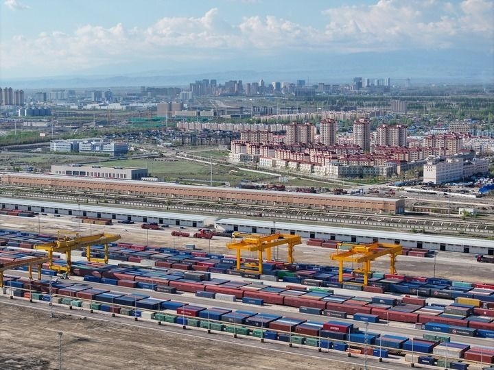 這是2024年4月18日拍攝的霍爾果斯鐵路口岸換裝場（無人機(jī)照片）。新華社記者 趙戈 攝