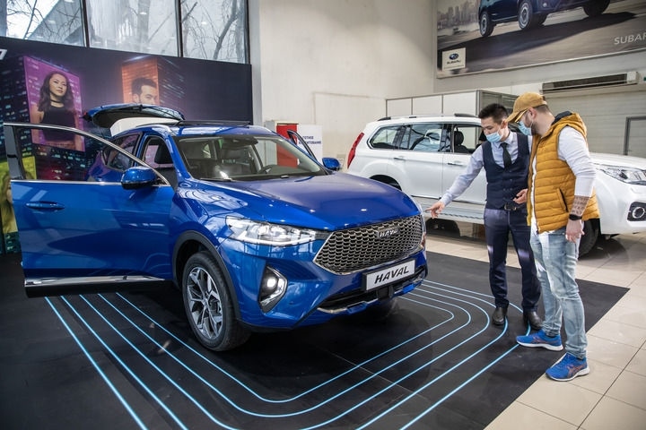 2021年4月1日，銷售人員在哈薩克斯坦阿拉木圖市經(jīng)銷商店向消費(fèi)者介紹哈弗汽車。新華社發(fā)（阿斯塔納汽車公司供圖）