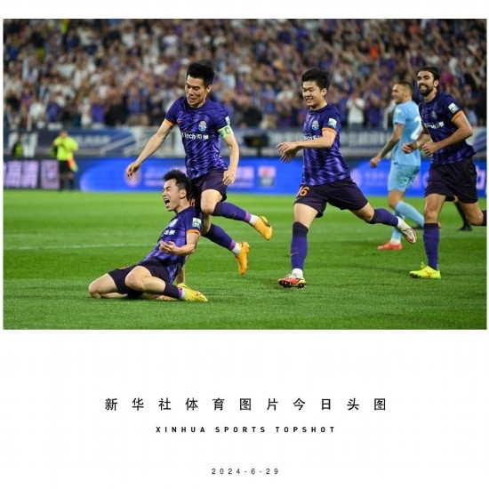  6月29日，天津津門虎隊球員劉俊賢（左一）在比賽中進(jìn)球后慶祝。新華社記者 孫凡越 攝
