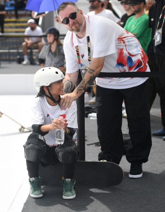 6月20日，鄭好好（左）在比賽間隙與教練互動(dòng)，她在預(yù)賽中最佳成績(jī)?yōu)?2.60分。當(dāng)日，巴黎奧運(yùn)會(huì)資格系列賽布達(dá)佩斯站滑板女子碗池預(yù)賽在布達(dá)佩斯舉行。新華社記者 賀燦鈴 攝