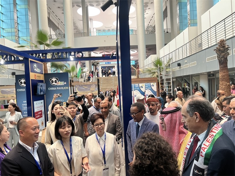 沙特廣播電視局首席執(zhí)行官、阿廣聯(lián)主席穆罕默德（右二）、阿廣聯(lián)秘書長蘇萊曼（右三）等阿拉伯國家嘉賓參觀展臺。主辦方供圖