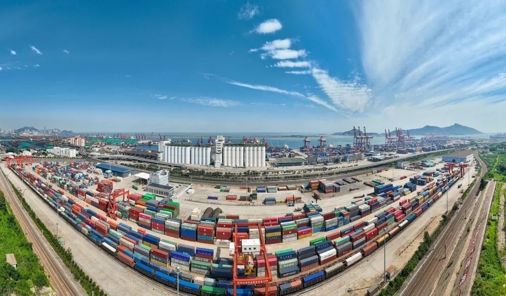 中哈連云港物流合作基地及集裝箱碼頭。（圖源：新華社）