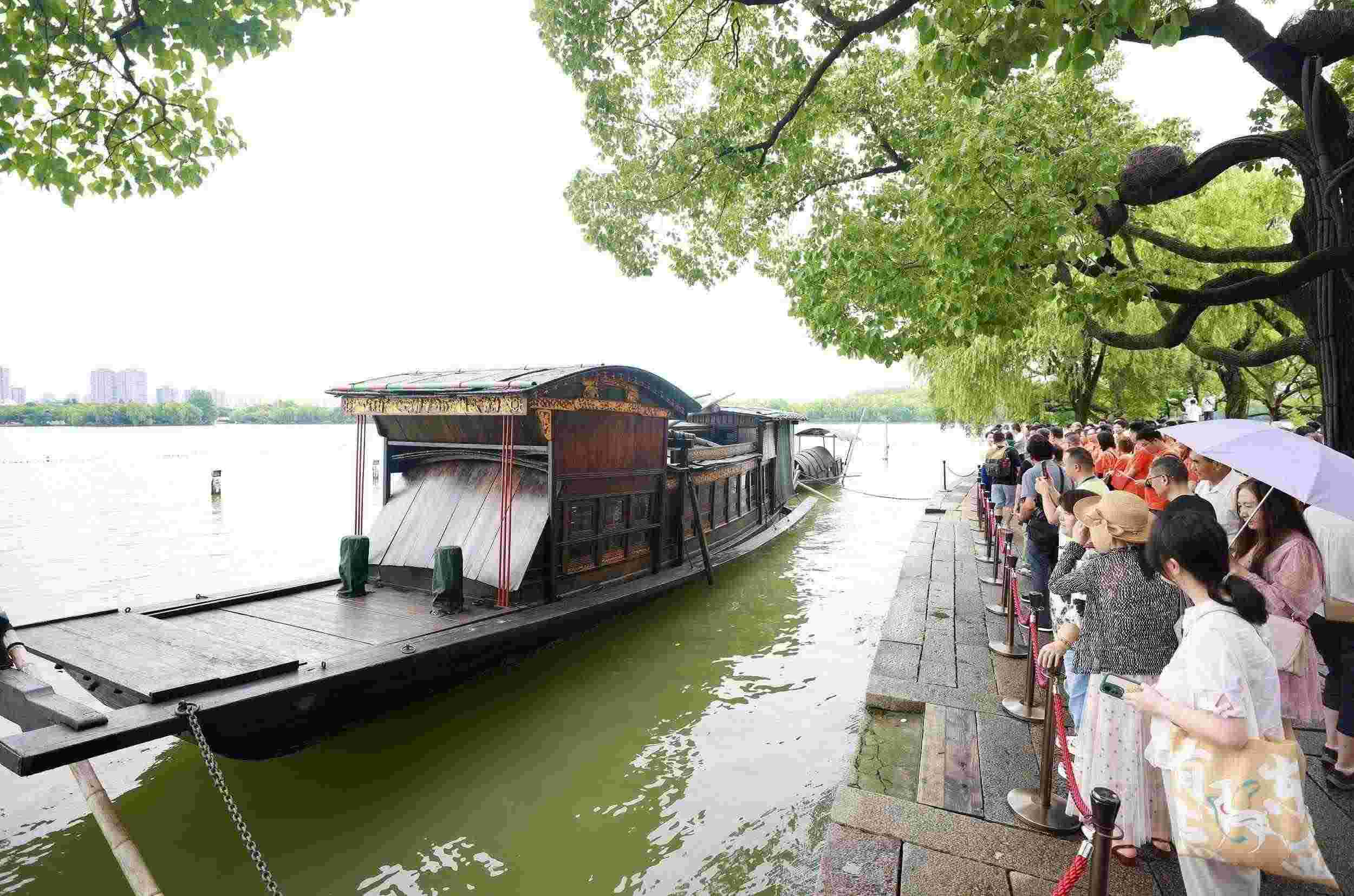 浙江嘉興，游客在南湖景區(qū)湖心島瞻仰紅船，感悟“紅船精神”。（圖片來源：視覺中國）