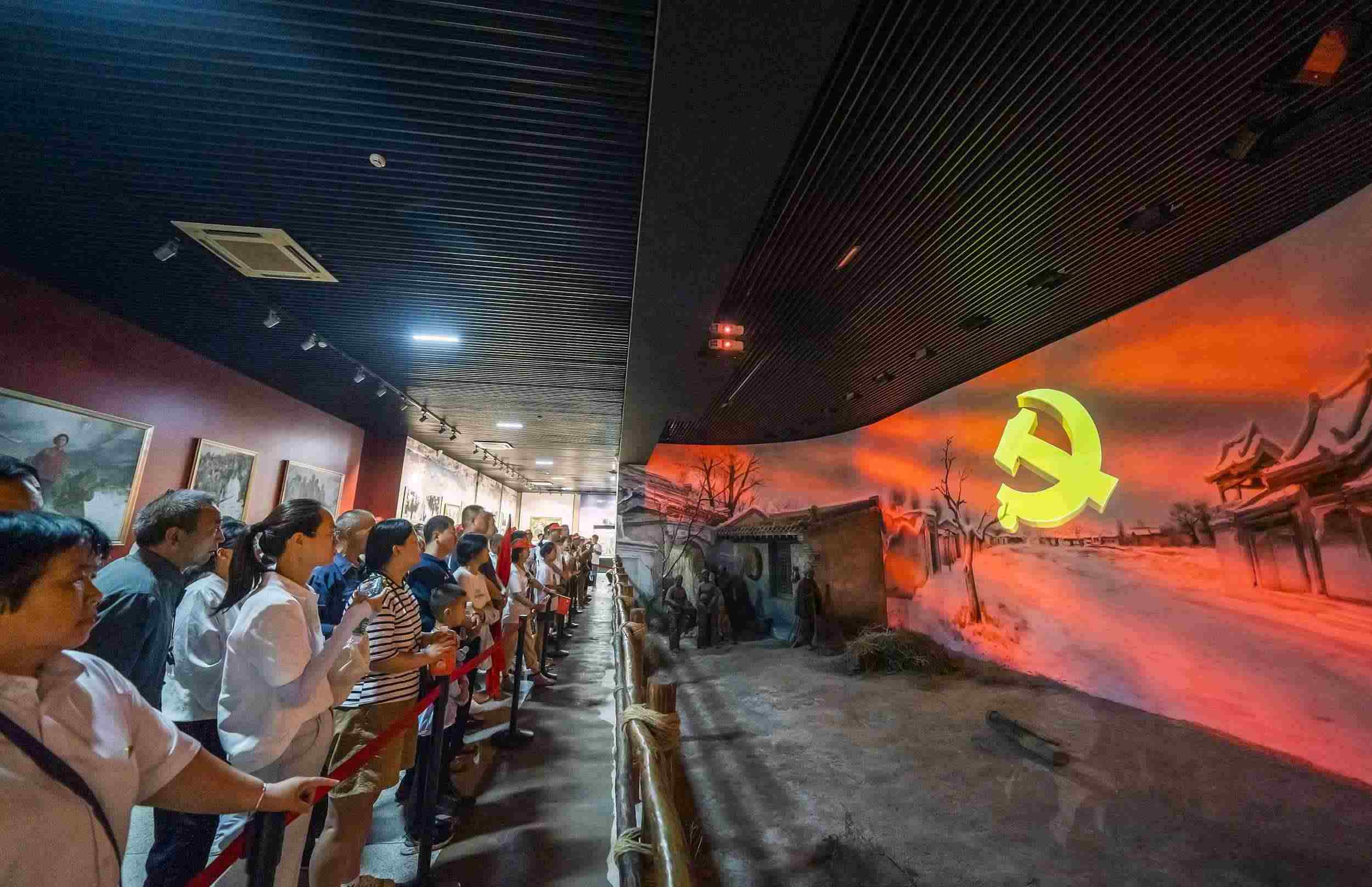 山西呂梁，游客正在文水縣劉胡蘭紀(jì)念館參觀。（圖片來源：視覺中國）