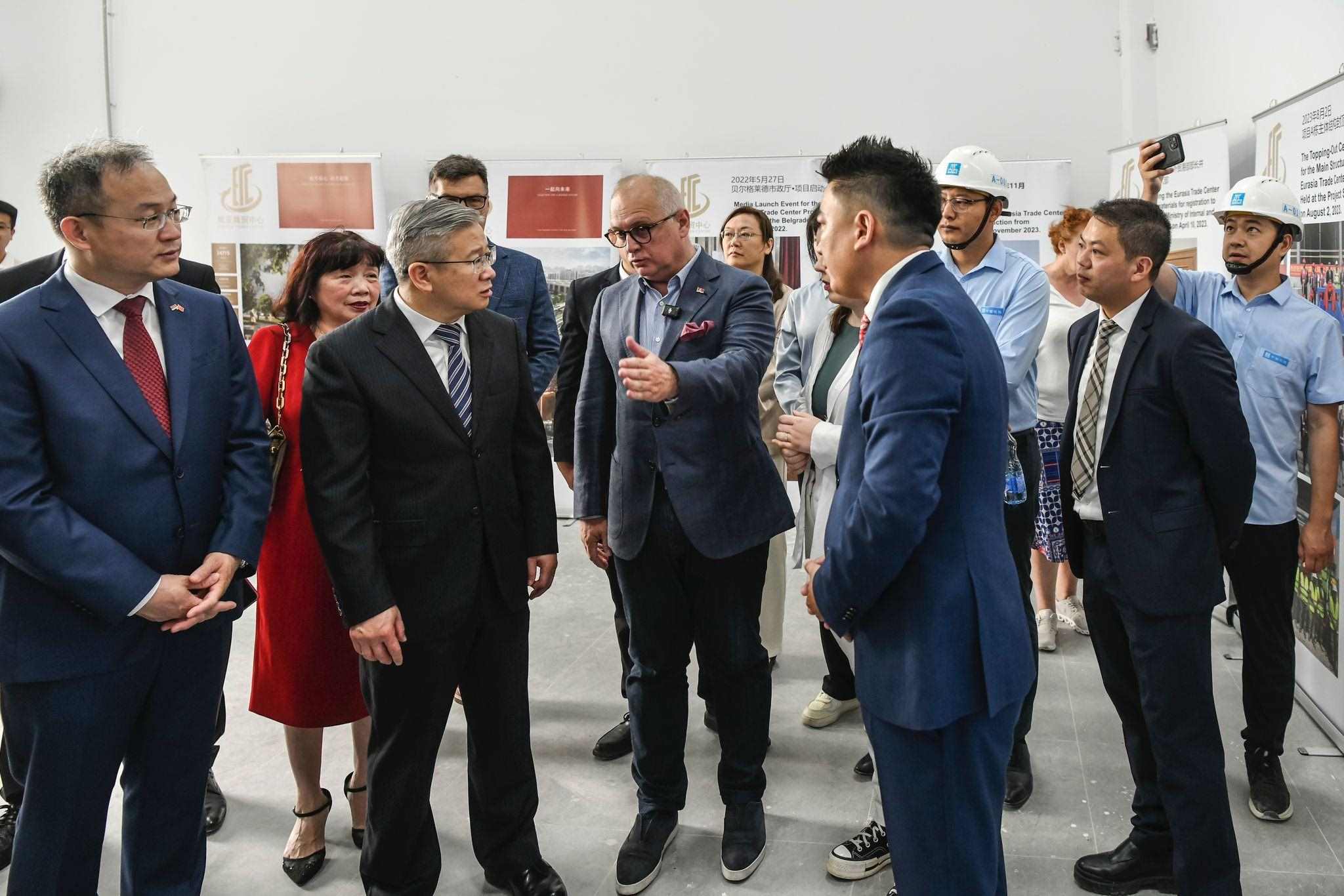 徐文光（左二）與韋西奇（左三）視察歐亞商貿(mào)中心。 歐亞商貿(mào)中心供圖