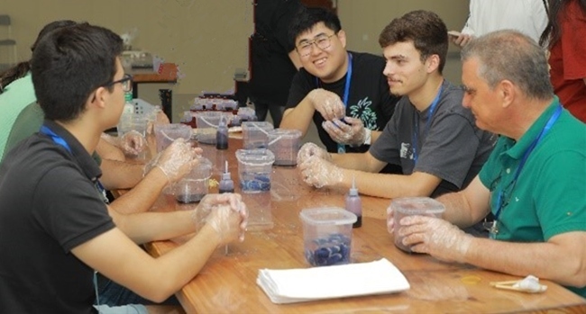 葡萄牙魯班工坊師生扎染體驗。天津機電職業(yè)技術(shù)學(xué)院供圖