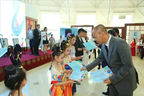 △當(dāng)?shù)貢r(shí)間6月27日，2024“未來世界”國際青少年藝術(shù)展演在塔吉克斯坦國家博物館開幕。